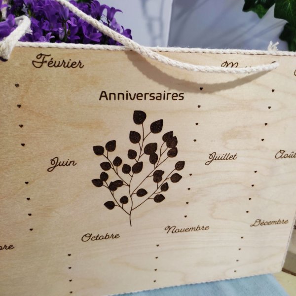 Calendrier pour anniversaires en bois gravé. Travail artisanal