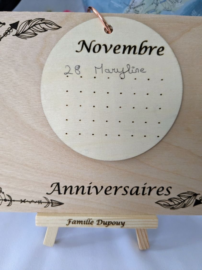 Calendrier des anniversaires en bois gravé, sur chevalet bois