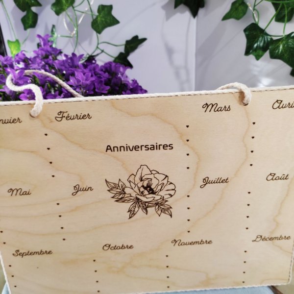 Calendrier pour anniversaires en bois gravé. Travail artisanal