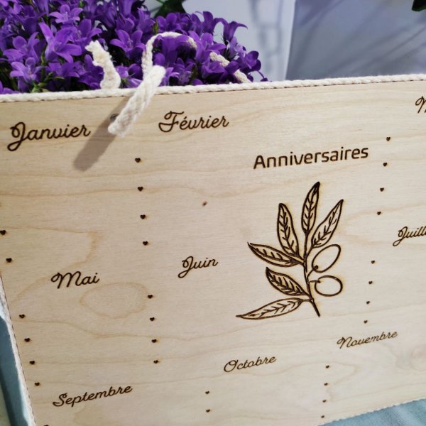 Calendrier pour anniversaires en bois gravé. Travail artisanal