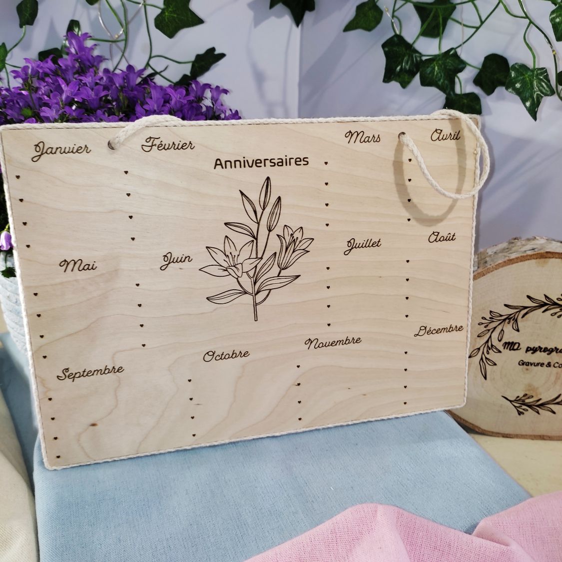 Calendrier pour anniversaires en bois gravé. Travail artisanal