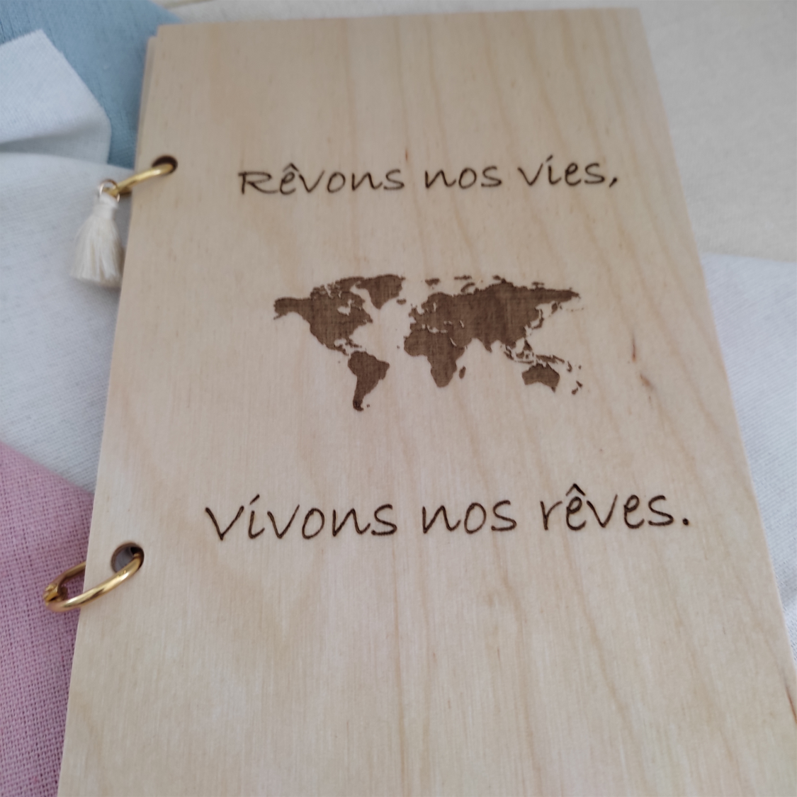 Carnet budget loisirs en bois gravé