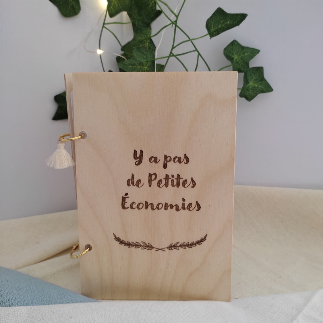 Carnet budget loisirs en bois gravé