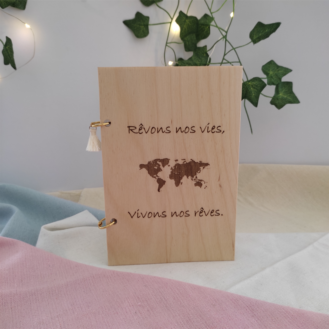 Carnet budget loisirs en bois gravé