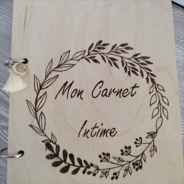 Carnet Intime couverture en bois pyrogravé (travail artisanal), personnalisable