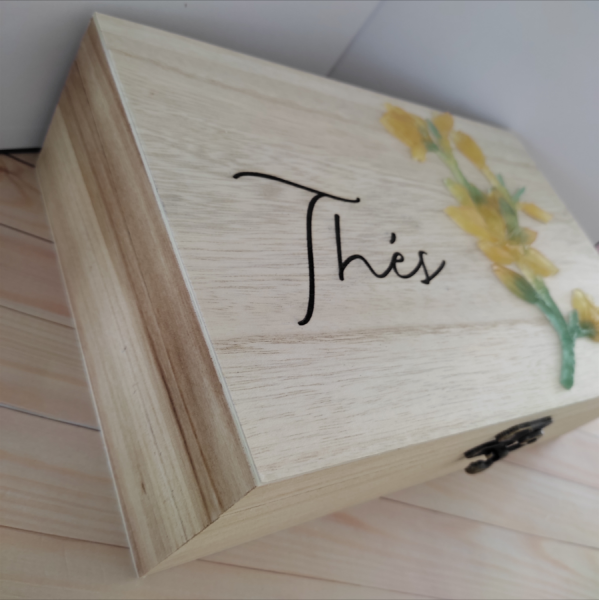 Grande Boîte en bois, décoration artisanale, gravée et accessoire fleurie en résine époxy. Box de rangements thés ou infusions, décoration d'intérieur.