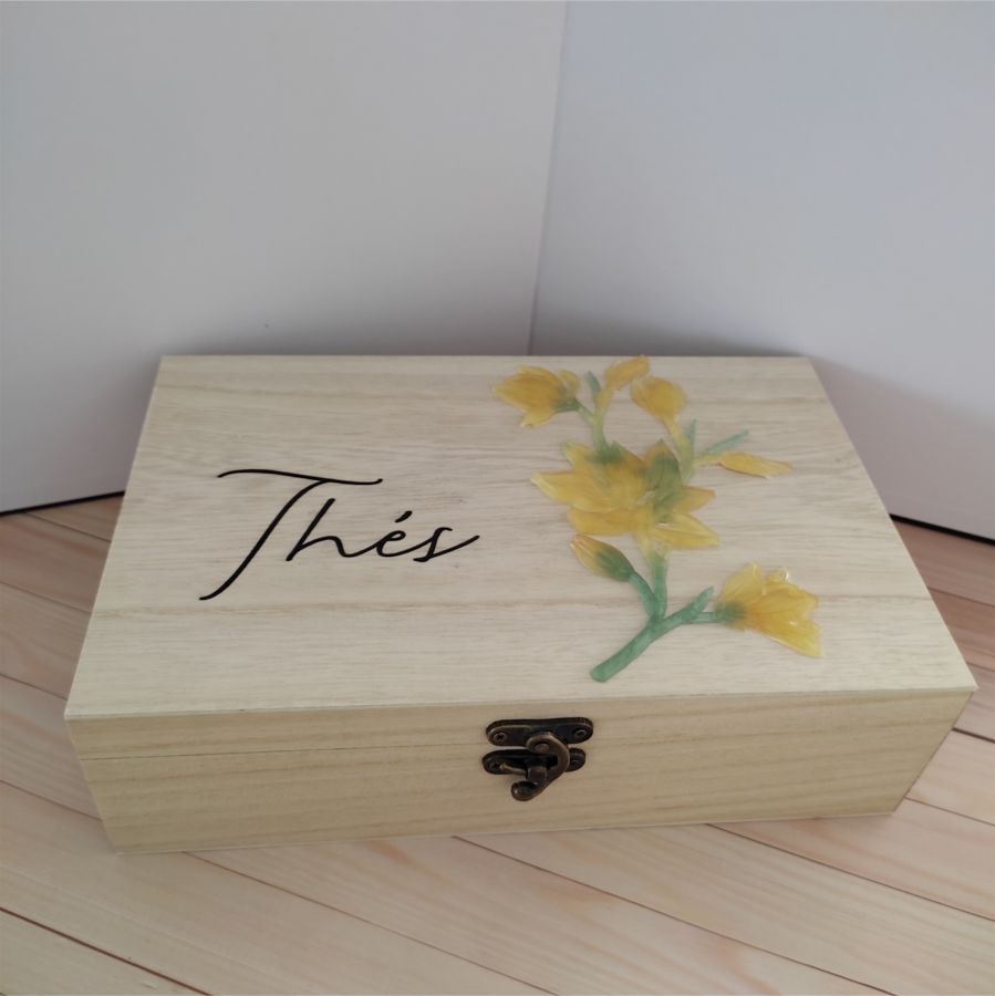 Grande Boîte en bois, décoration artisanale, gravée et accessoire fleurie en résine époxy. Box de rangements thés ou infusions, décoration d'intérieur.