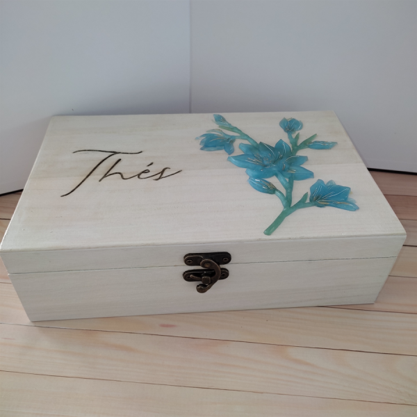 Grande Boîte en bois, décoration artisanale, gravée et accessoire fleurie en résine époxy. Box de rangements thés ou infusions, décoration d'intérieur.