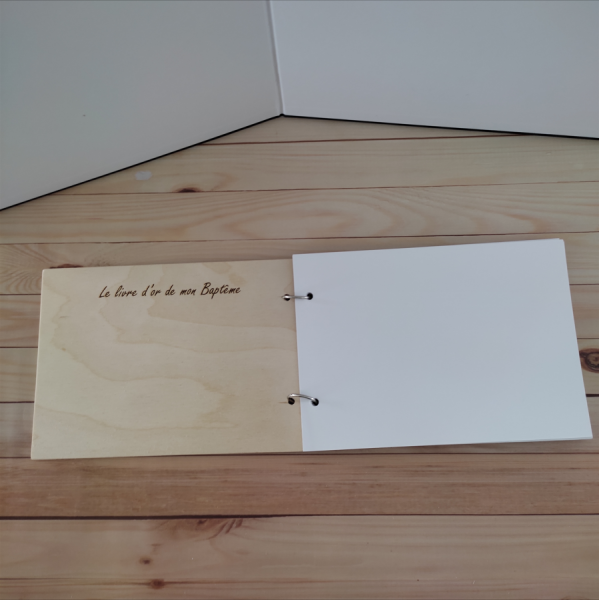 Livre d'or "Baptême" en bois gravé et personnalisable. Modèles au choix. Travail artisanal