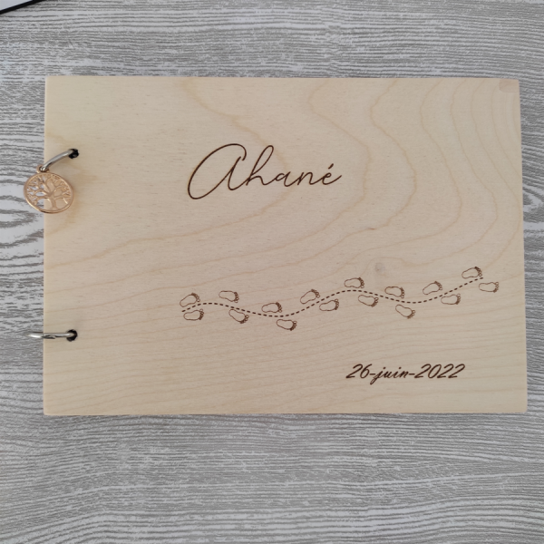 Livre d'or "Baptême" en bois gravé et personnalisable. Modèles au choix. Travail artisanal