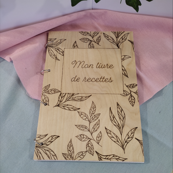 Grand livre de recettes en  bois gravé et pyrogravé, travail artisanal 