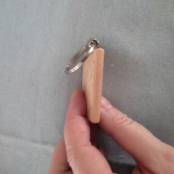 Porte-clefs bois personnalisable, dessin enfant, gravure au laser;  travail artisanal
