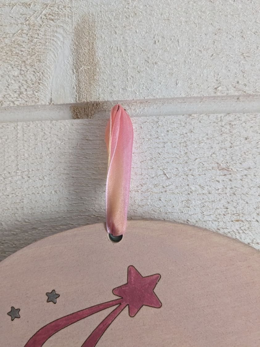 Support barrettes, pinces et chouchous en bois, gravure personnalisée joli décor rose poudré, ruban arc en ciel