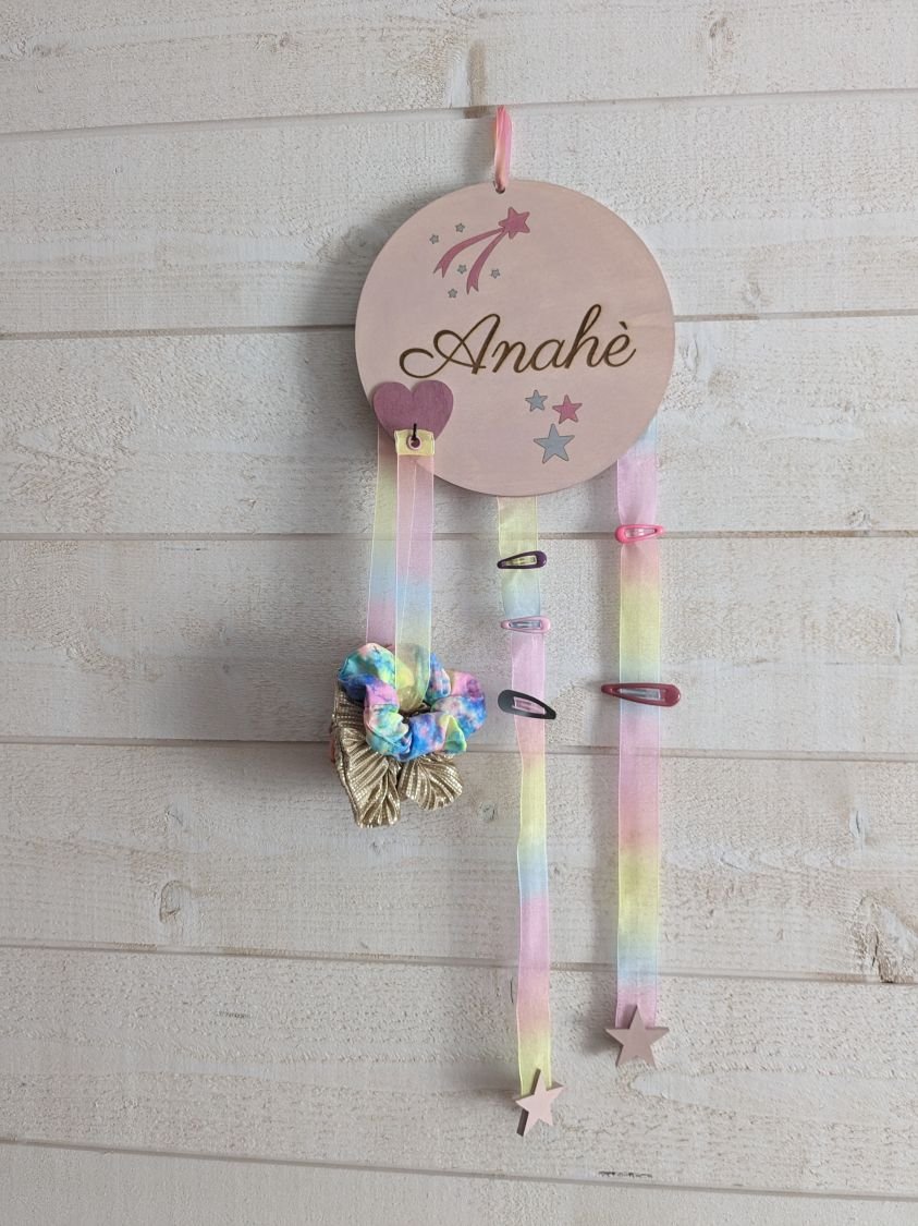 Support barrettes, pinces et chouchous en bois, gravure personnalisée joli décor rose poudré, ruban arc en ciel