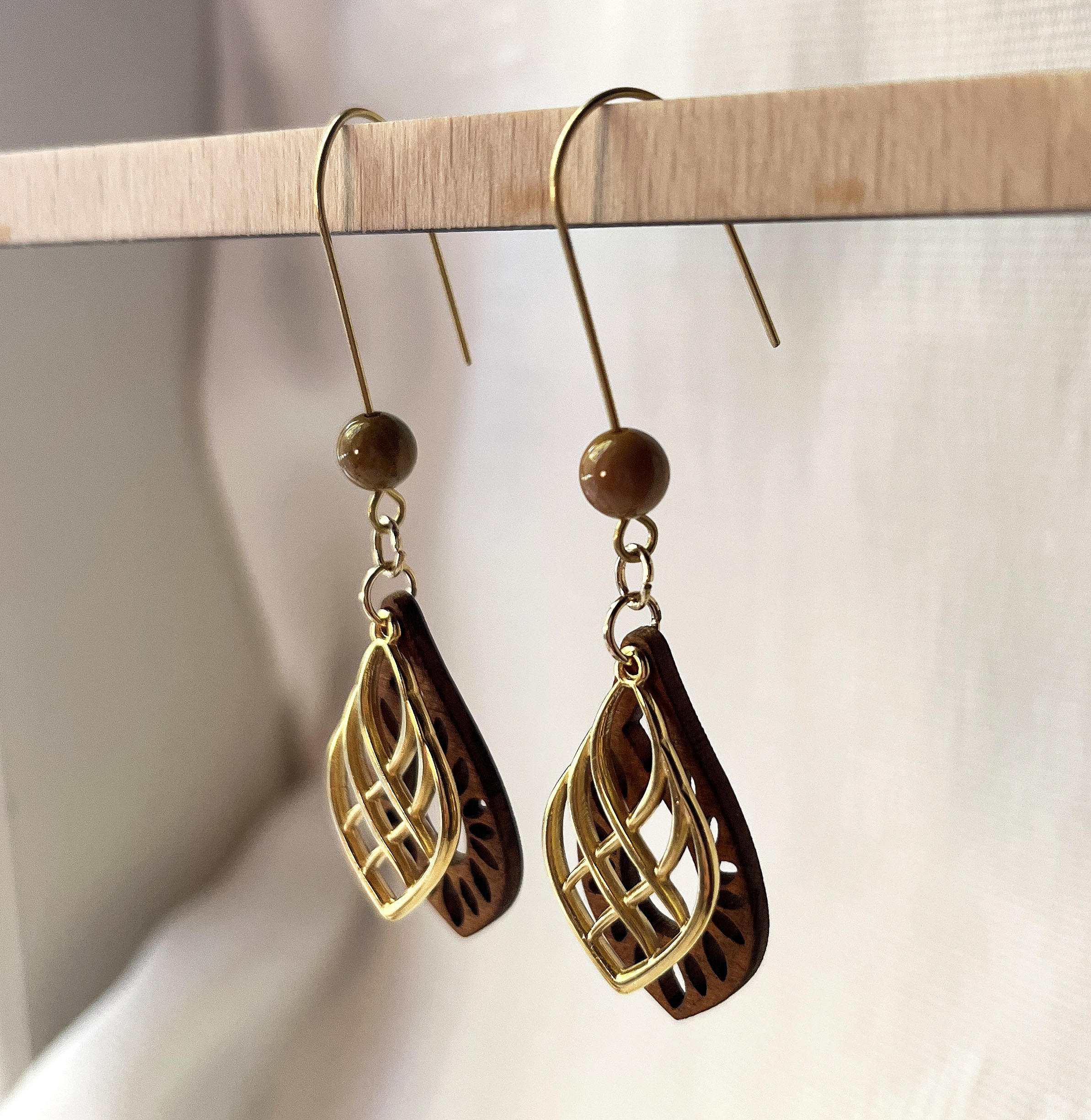 boucles d'oreilles bois et pampille doré