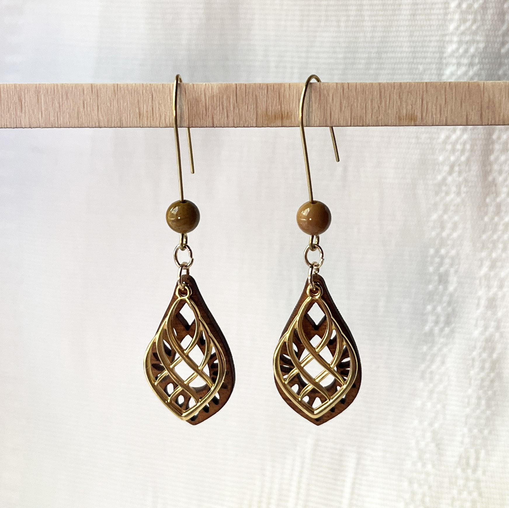 boucles d'oreilles bois et pampille doré