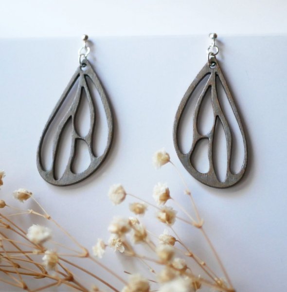 Boucles d'oreilles ailes en bois gris m&eacute;tallis&eacute; sur clous en argent 925