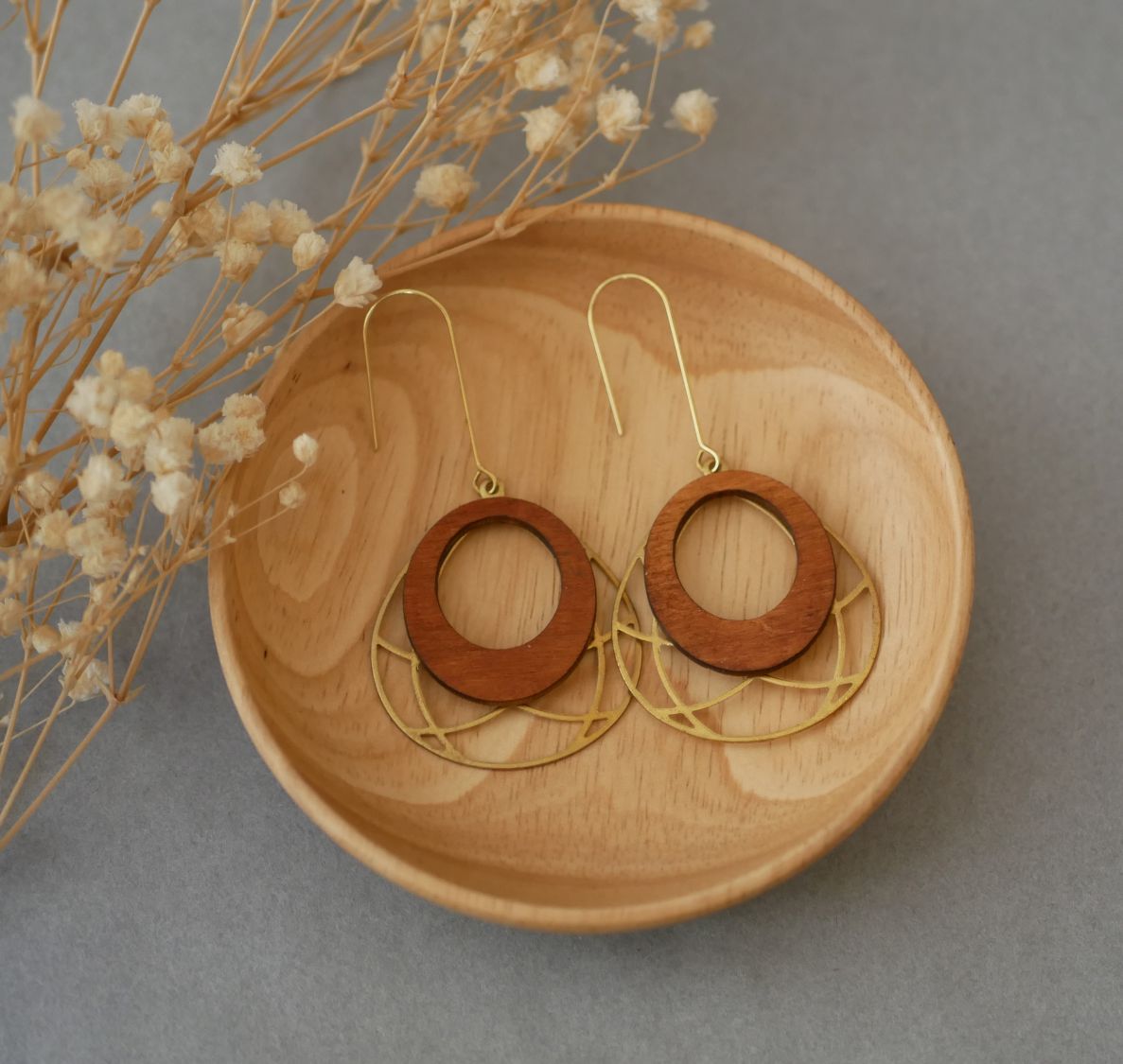 Boucles d'oreilles ailes en bois merisier sur ovale ajouré en laiton doré