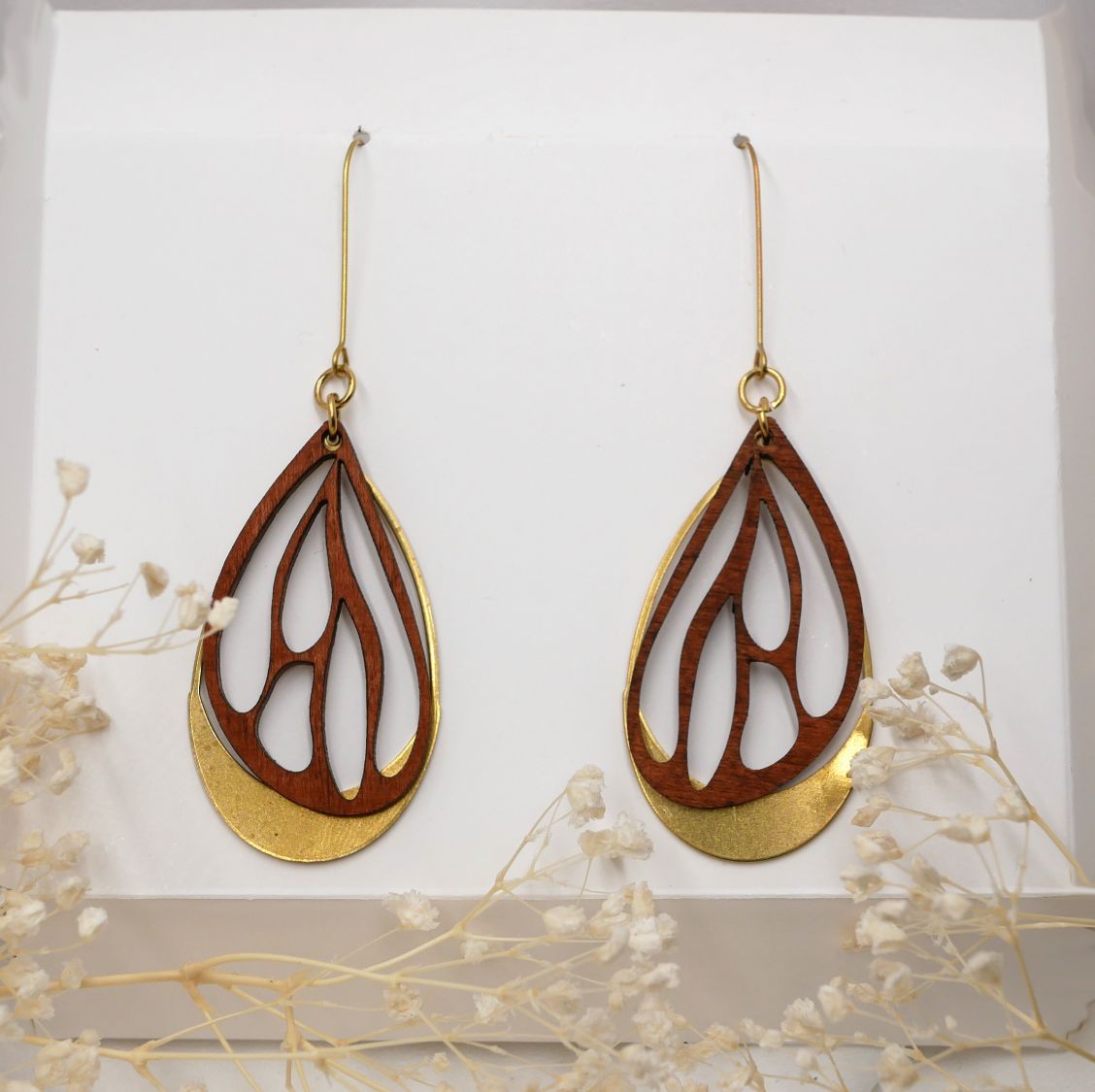 Boucles d'oreilles ailes en bois merisier sur ovale ajouré en laiton doré