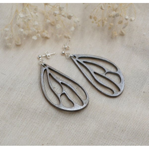 Boucles d'oreilles ailes en bois gris m&eacute;tallis&eacute; sur clous en argent 925