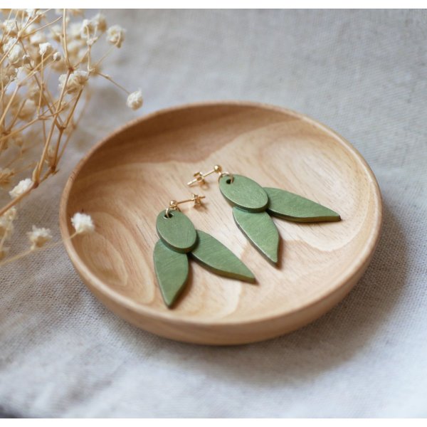 Boucles d'oreilles en bois Cigales vert brillant