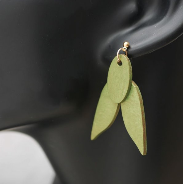 Boucles d'oreilles en bois Cigales vert brillant