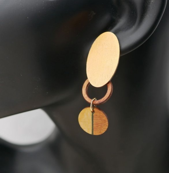 Boucles d'oreilles en bois graphiques merisier et dor&eacute;