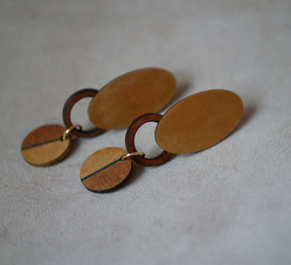 Boucles d'oreilles en bois graphiques merisier et doré