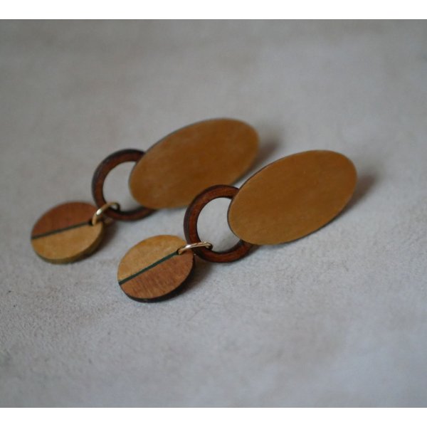 Boucles d'oreilles en bois graphiques merisier et dor&eacute;