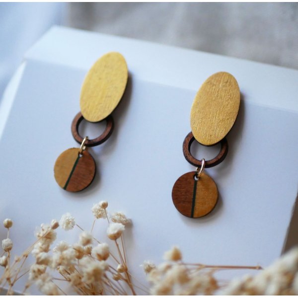 Boucles d'oreilles en bois graphiques merisier et dor&eacute;
