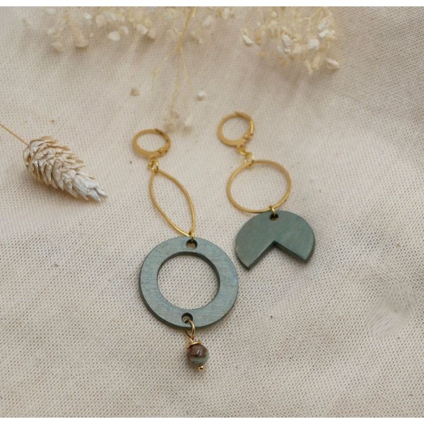 Boucles d'oreilles en bois et laiton dor&eacute; asym&eacute;triques g&eacute;om&eacute;triques