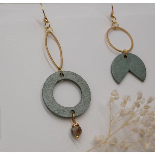 Boucles d'oreilles en bois et laiton dor&eacute; asym&eacute;triques g&eacute;om&eacute;triques