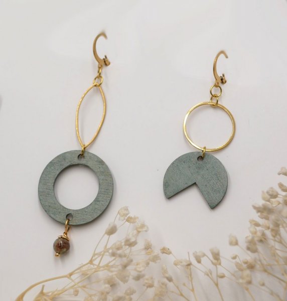Boucles d'oreilles en bois et laiton dor&eacute; asym&eacute;triques g&eacute;om&eacute;triques
