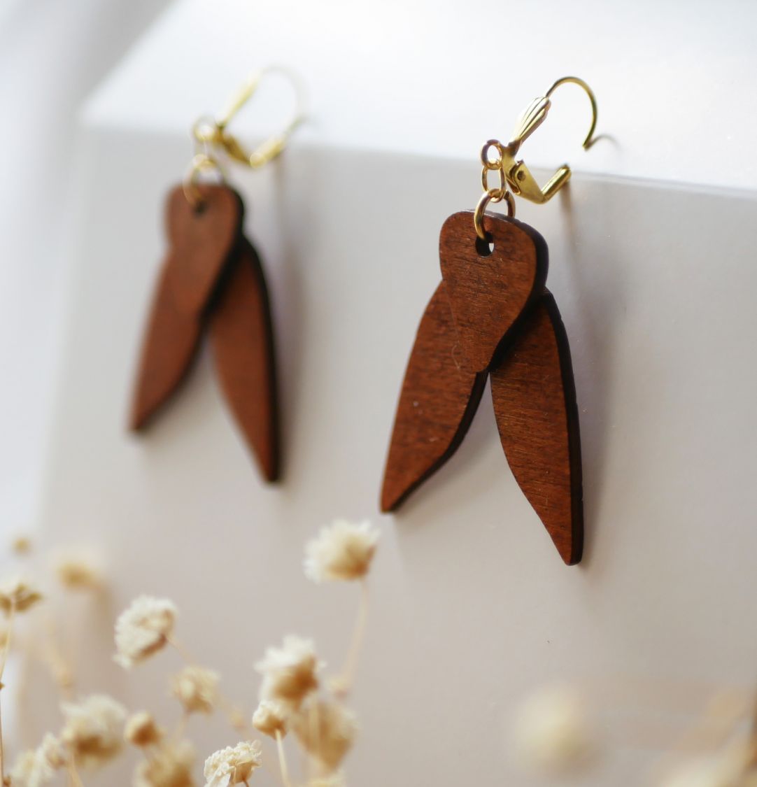 Boucles d'oreilles en bois cigales merisier doré