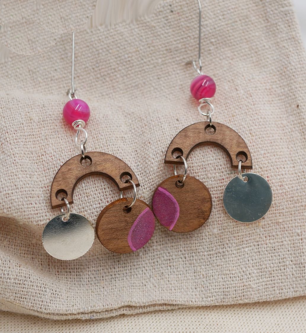 Boucles d'oreilles en bois noyer perles fuchsia