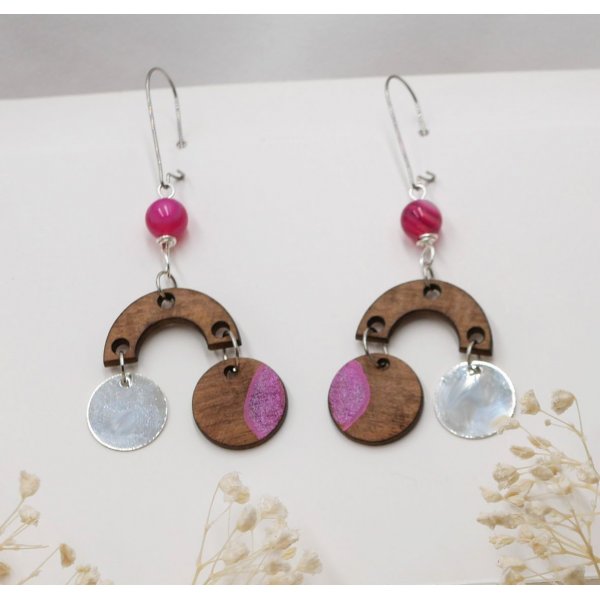 Boucles d'oreilles en bois noyer perles fuchsia