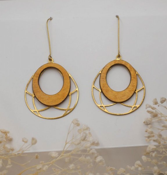 Boucles d'oreilles en bois ovales dor&eacute;es sur pampille ajour&eacute;e en laiton dor&eacute;