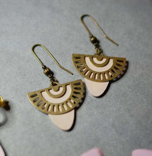 Boucles d'oreilles bois p&ecirc;che et arc-en-ciel laiton 