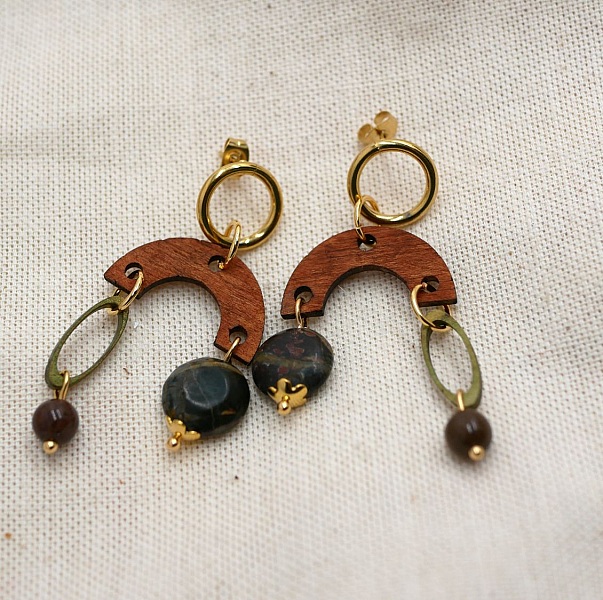 Boucles d'oreilles en bois, pierres de gemme et laiton dor&eacute;