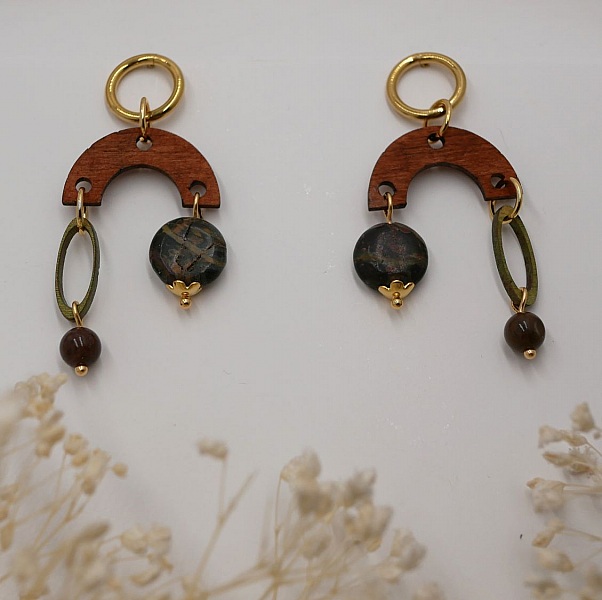 Boucles d'oreilles en bois, pierres de gemme et laiton dor&eacute;