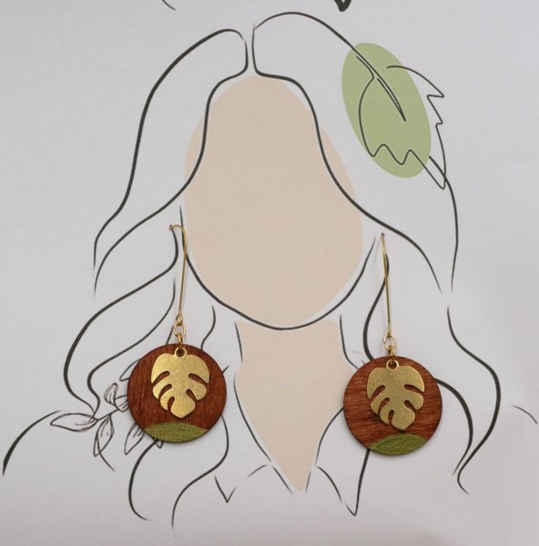 Boucles d'oreilles en bois rond merisier et feuille monstera laiton dor&eacute;