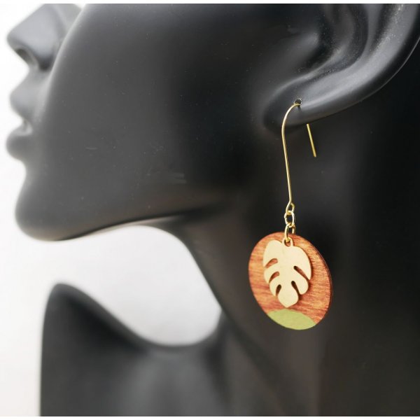 Boucles d'oreilles en bois rond merisier et feuille monstera laiton dor&eacute;