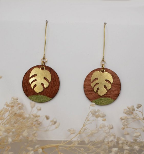 Boucles d'oreilles en bois rond merisier et feuille monstera laiton dor&eacute;