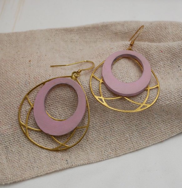 Boucles d'oreilles bois rose pastel sur ovale ajour&eacute; en laiton dor&eacute;