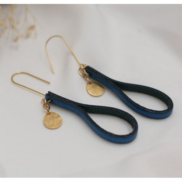 Boucles d'oreilles en cuir bleu pampille dor&eacute;e