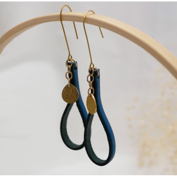 Boucles d'oreilles en cuir bleu pampille dor&eacute;e