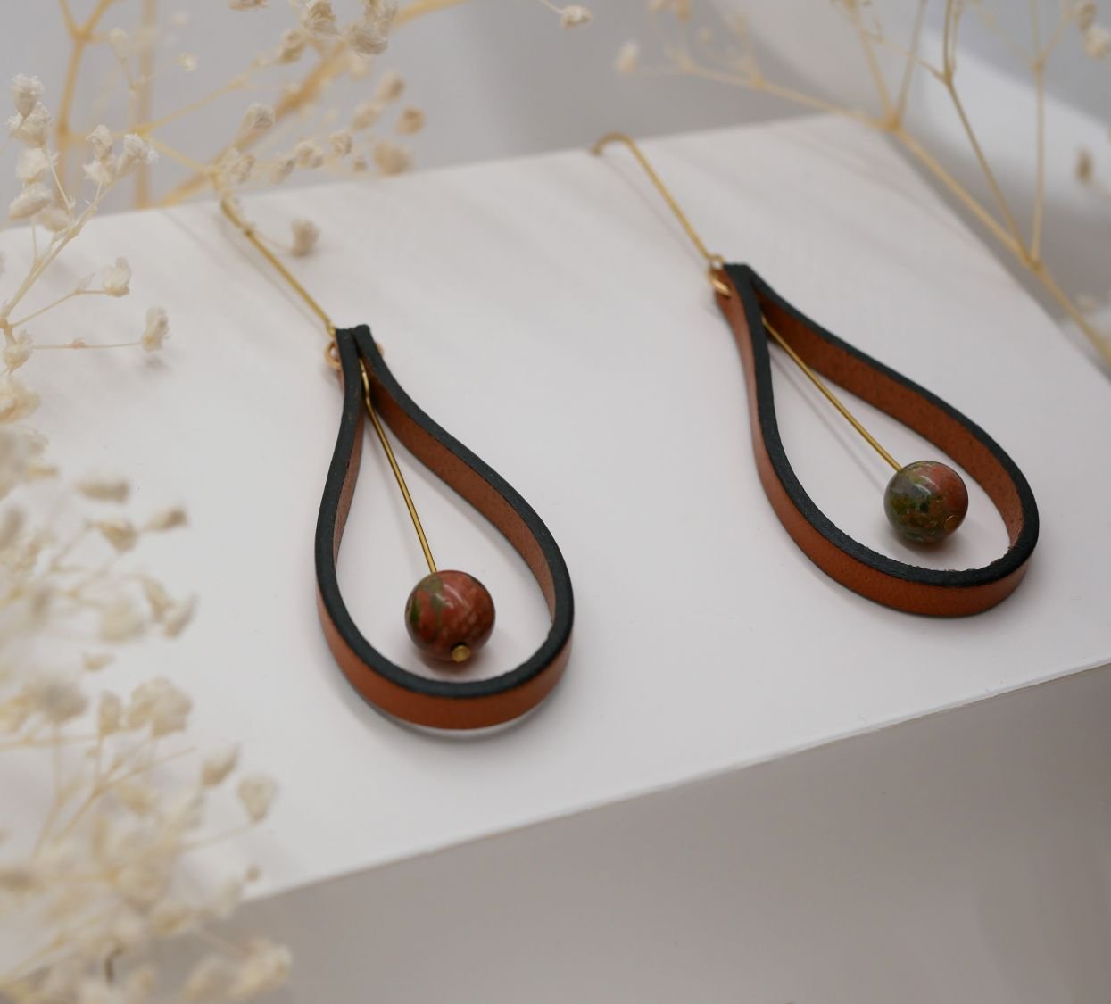 Boucles d'oreilles en cuir marron et pierres de gemmes Unakite