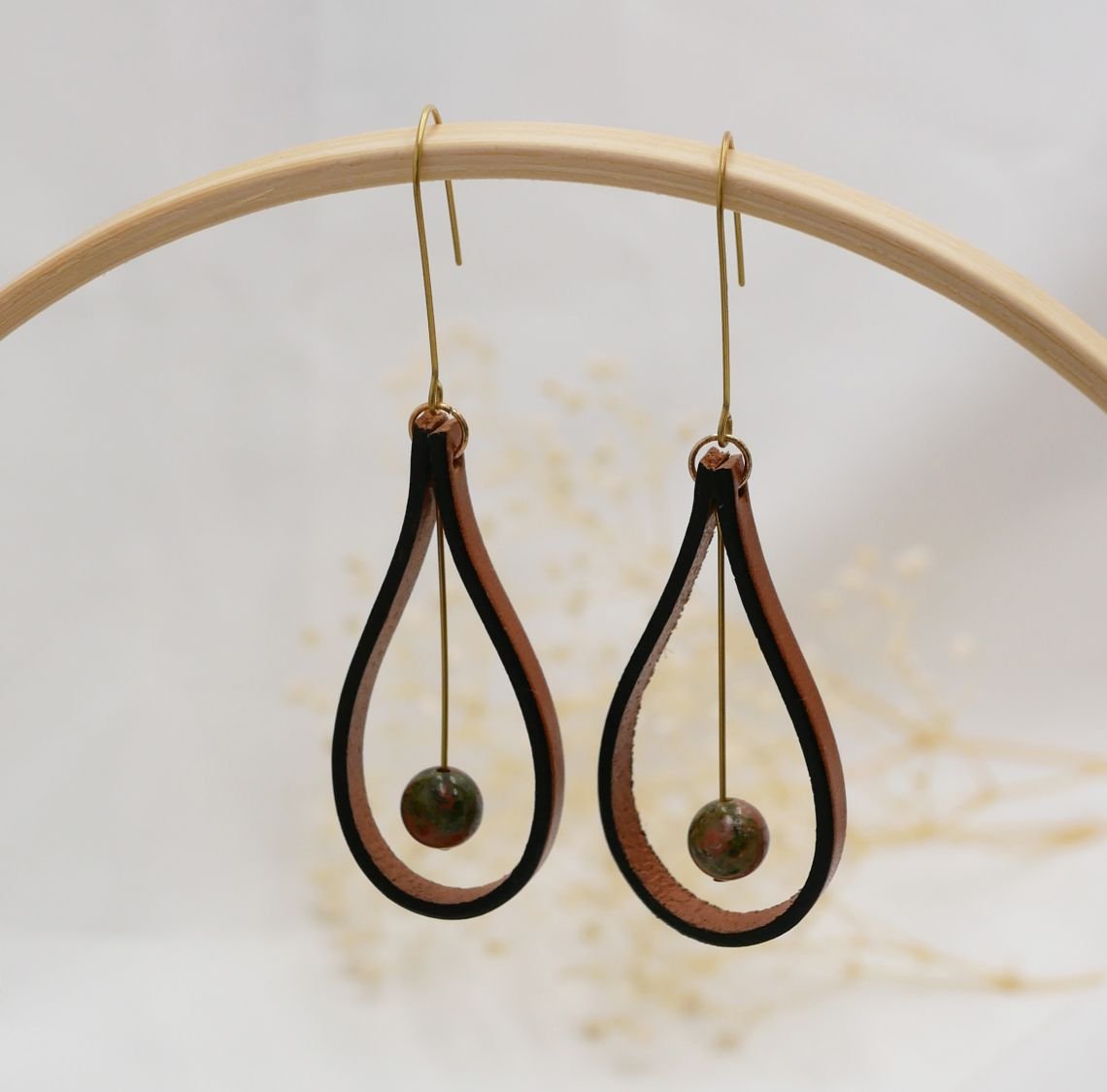 Boucles d'oreilles en cuir marron et pierres de gemmes Unakite