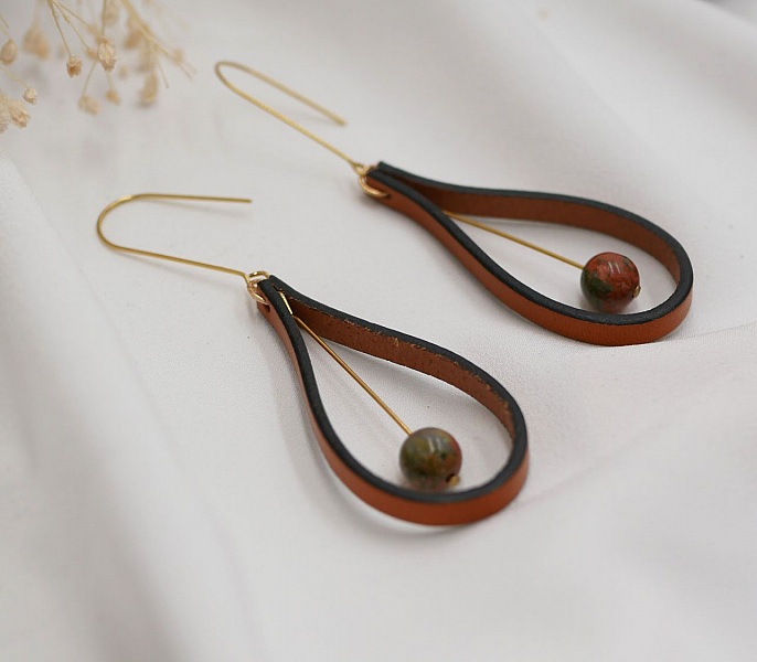 Boucles d'oreilles en cuir marron et pierres de gemmes Unakite