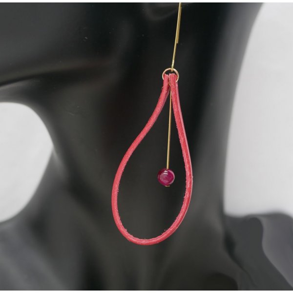 Boucles d'oreilles en cuir rouge corail et perles assorties